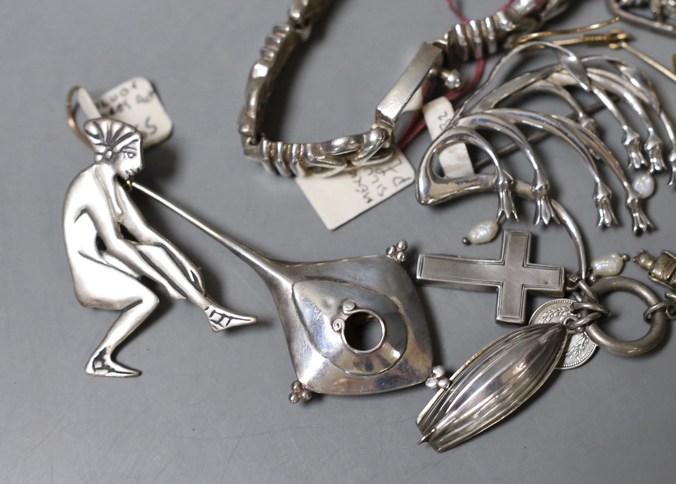 Assorted silver and white metal jewellery, including a belt buckle and stylish pair of drop earrings.